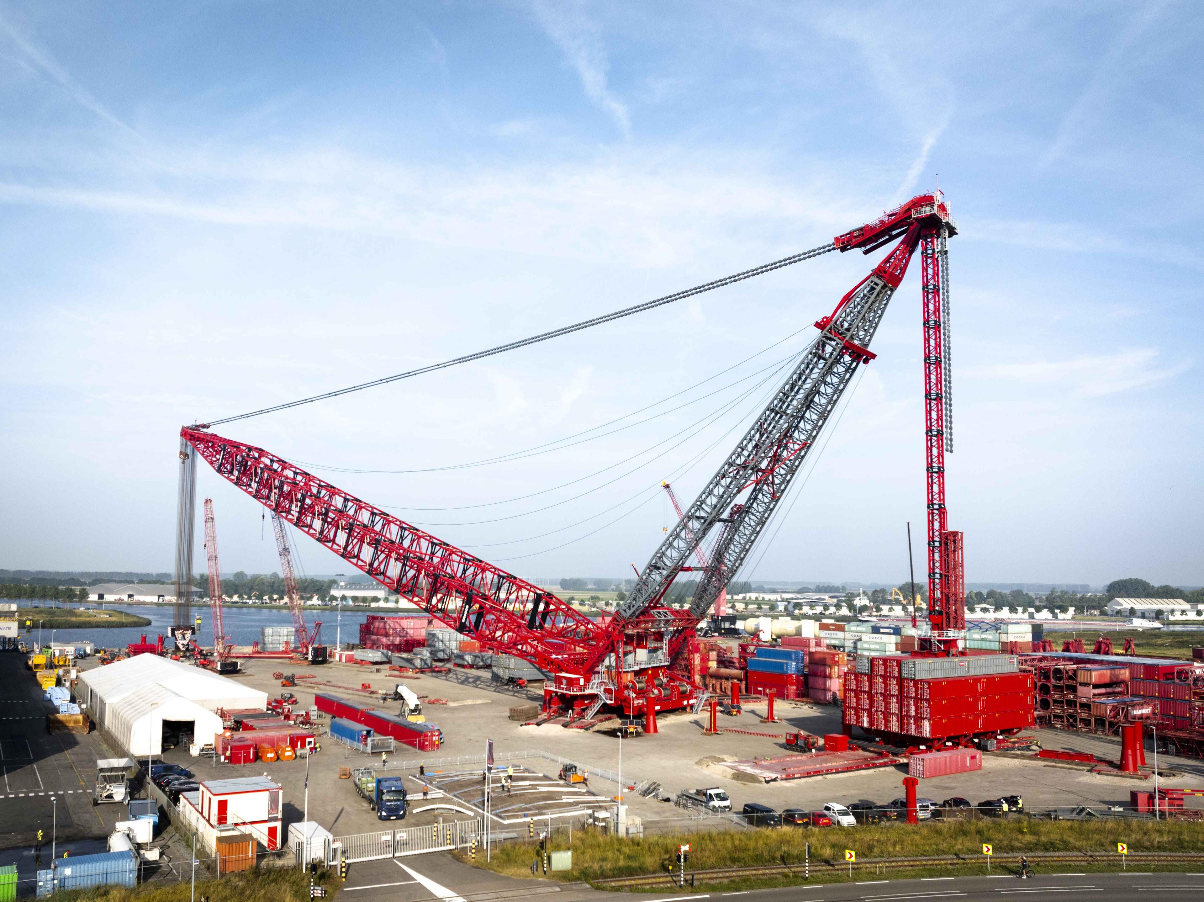 Mammoet Unveils World's Strongest Land-Based Crane