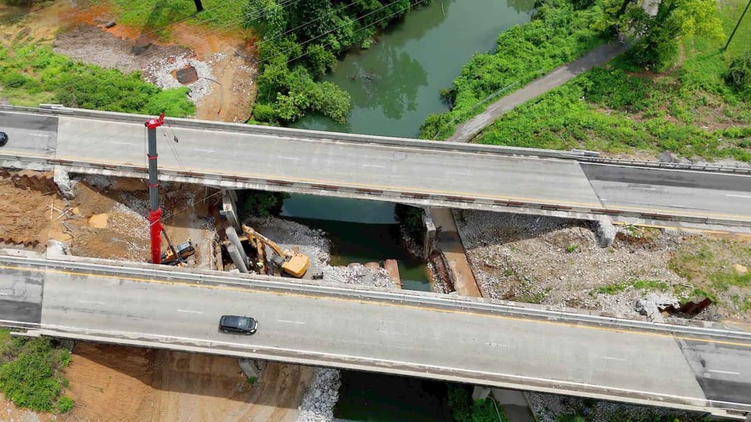 Haydon Bridge uses its Sany SCA1600TB to help build a pier inside a cofferdam at Beargrass Creek